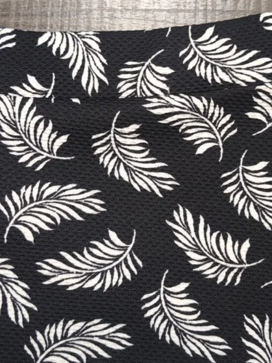 H&M Leaf Print Mini Skirt Womens Size XS Black White Skater A-line Tropical - Picture 3 of 8